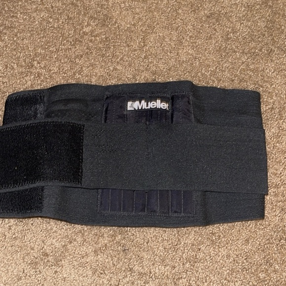In good condition Mueller work belt protect your back ladies and gentleman - Picture 2 of 2